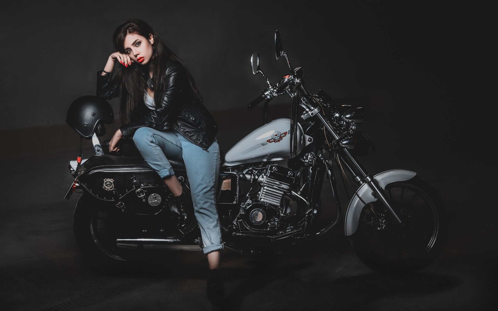 Biker girls: style and drive brings the glow — live moments in Madrid