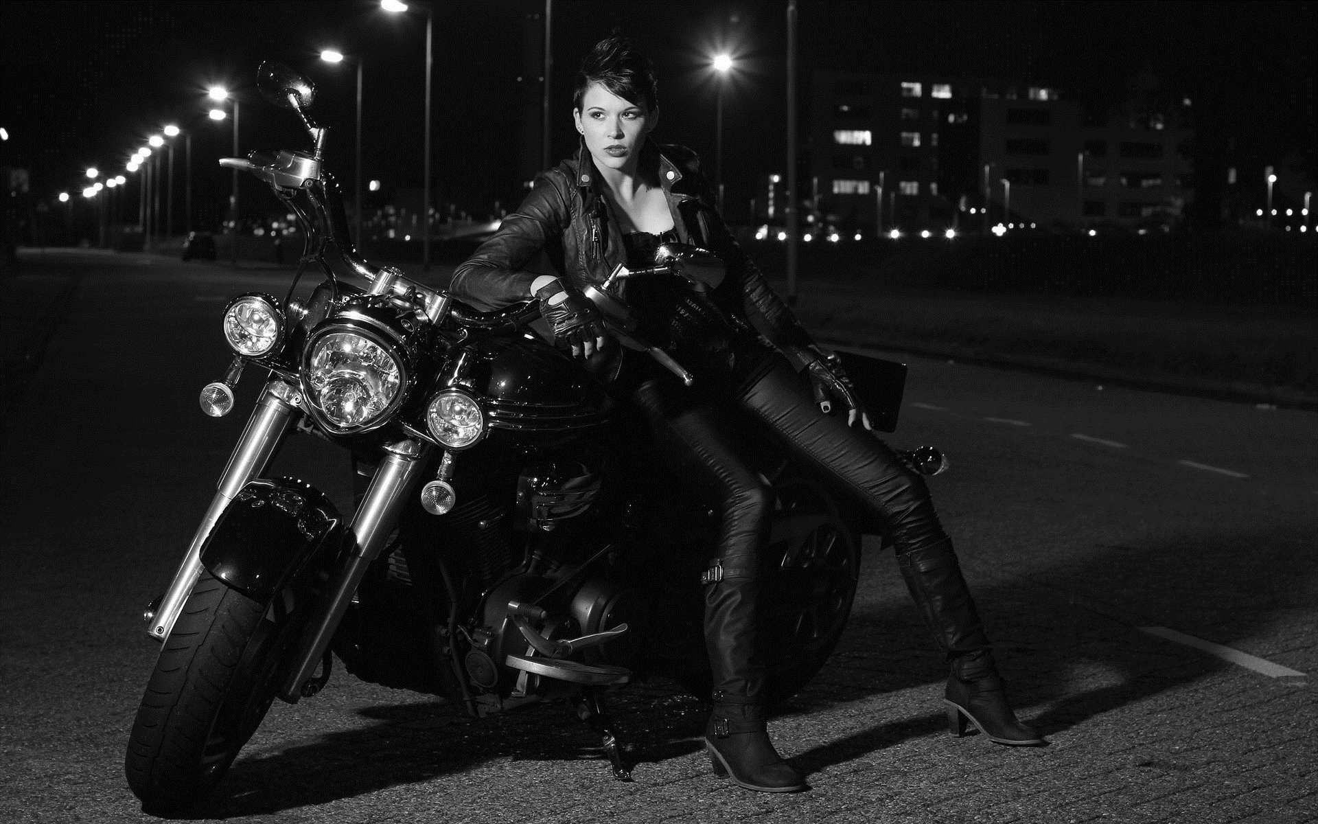 Photo Beautiful girls and motorcycles in Madrid