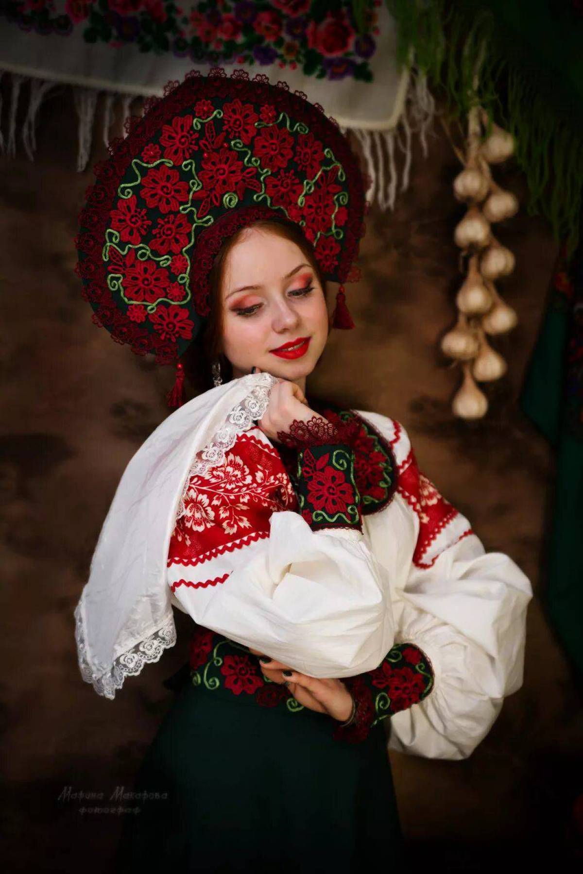 Take a pause and enjoy Women in Slavic costumes — streaming from Madrid