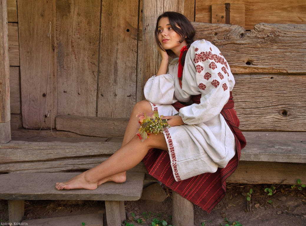 Fresh photos, fresh mood — Women in Slavic costumes online in Madrid